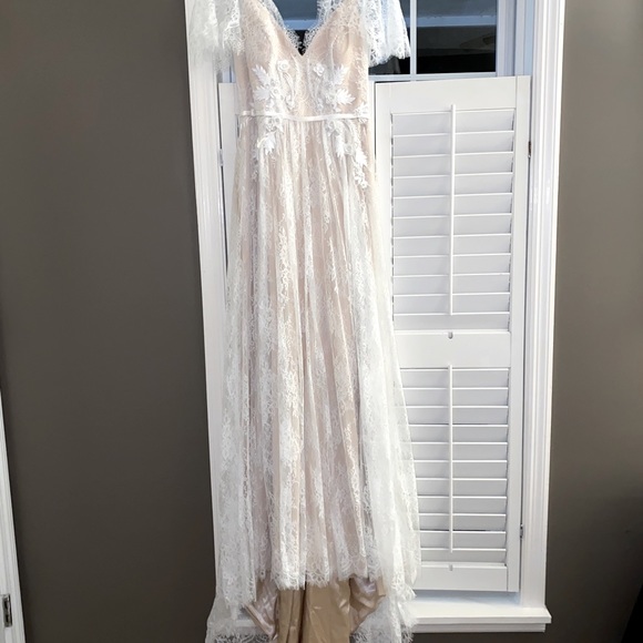 Never Worn Beautiful Lace Wedding Dress - Picture 5 of 5